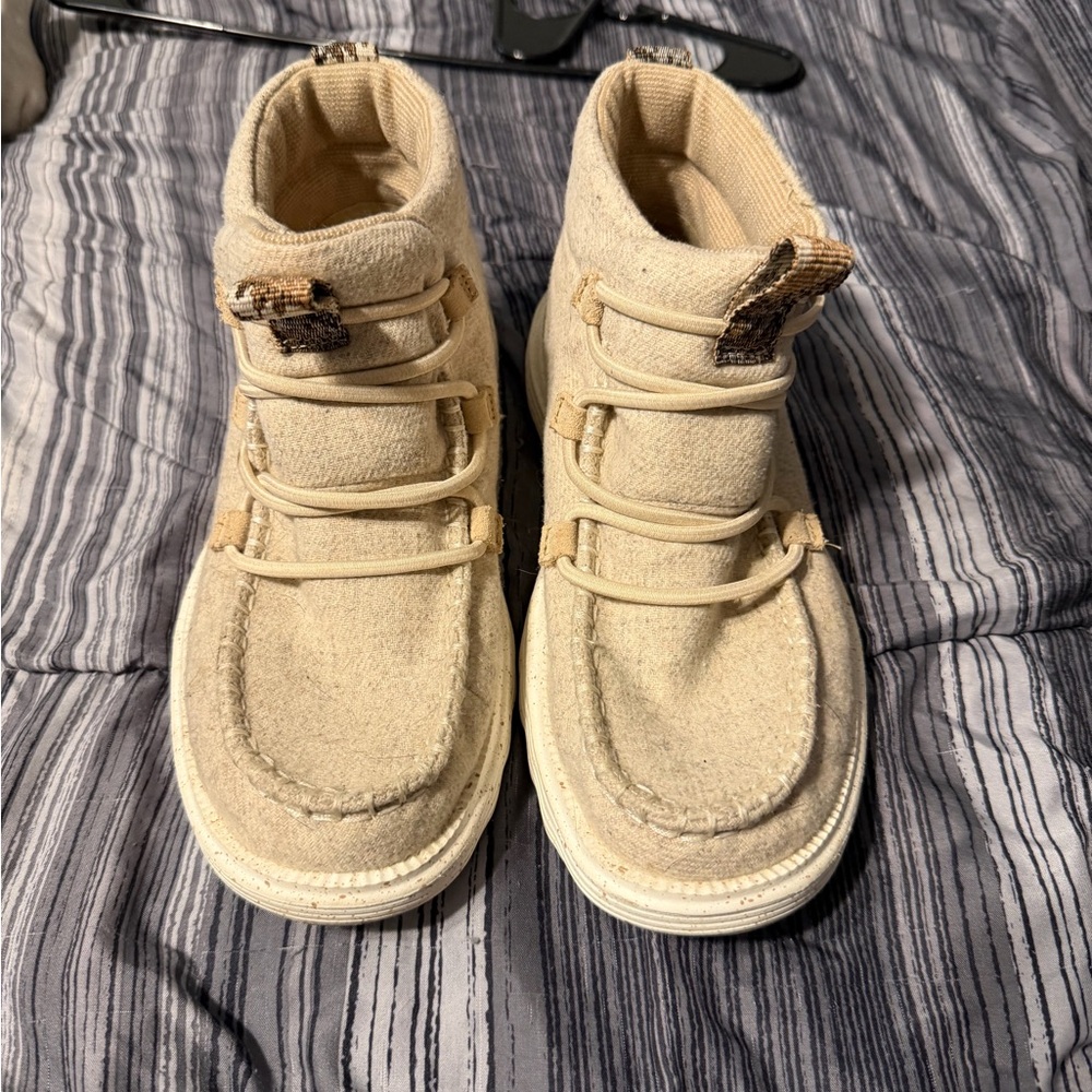 Hey Dude Women's Cream/Tan Ankle Boots
